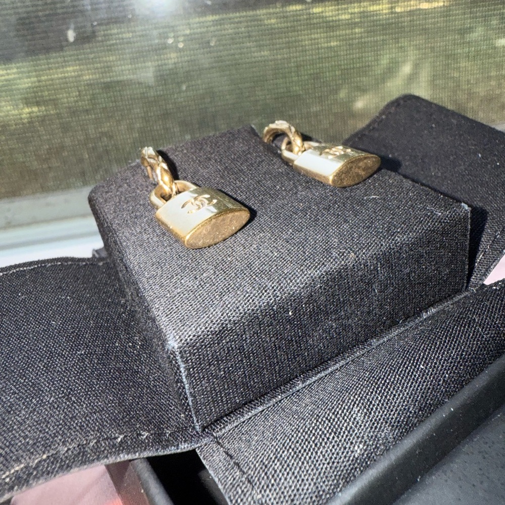 👑 Chanel Gold Metal CC Padlock Earrings, 2022 - Picture 5 of 9